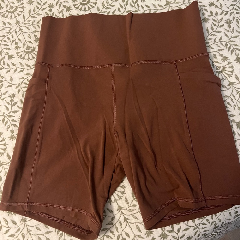 Athleta Salutation Stash Pocket 7” Shorts Medium